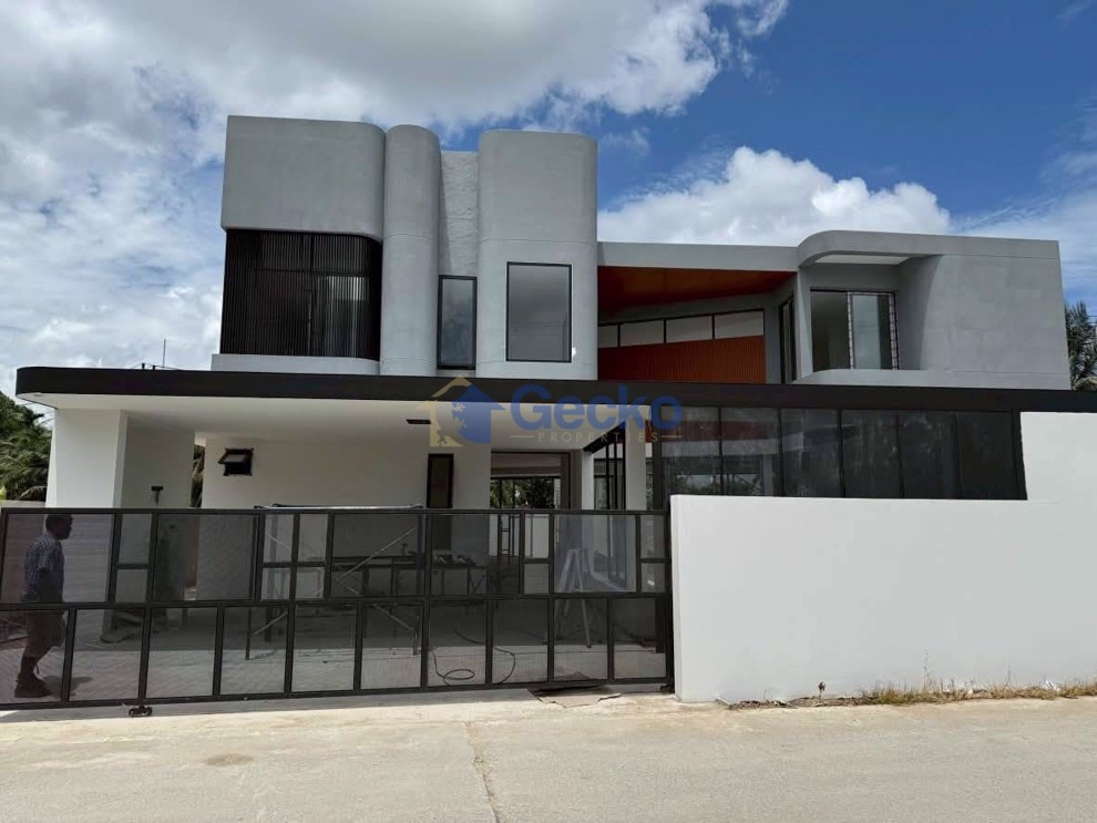 3 Bedrooms House  East Pattaya H012573 (Cover Photo)