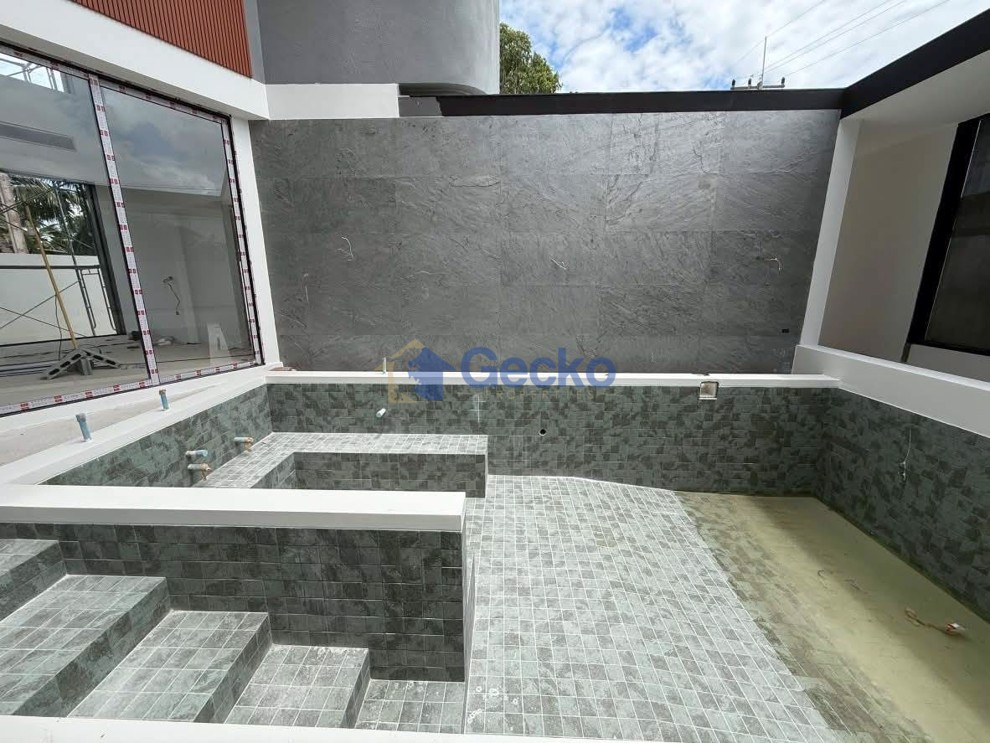3 Bedrooms House  East Pattaya H012573 (Photo 3)