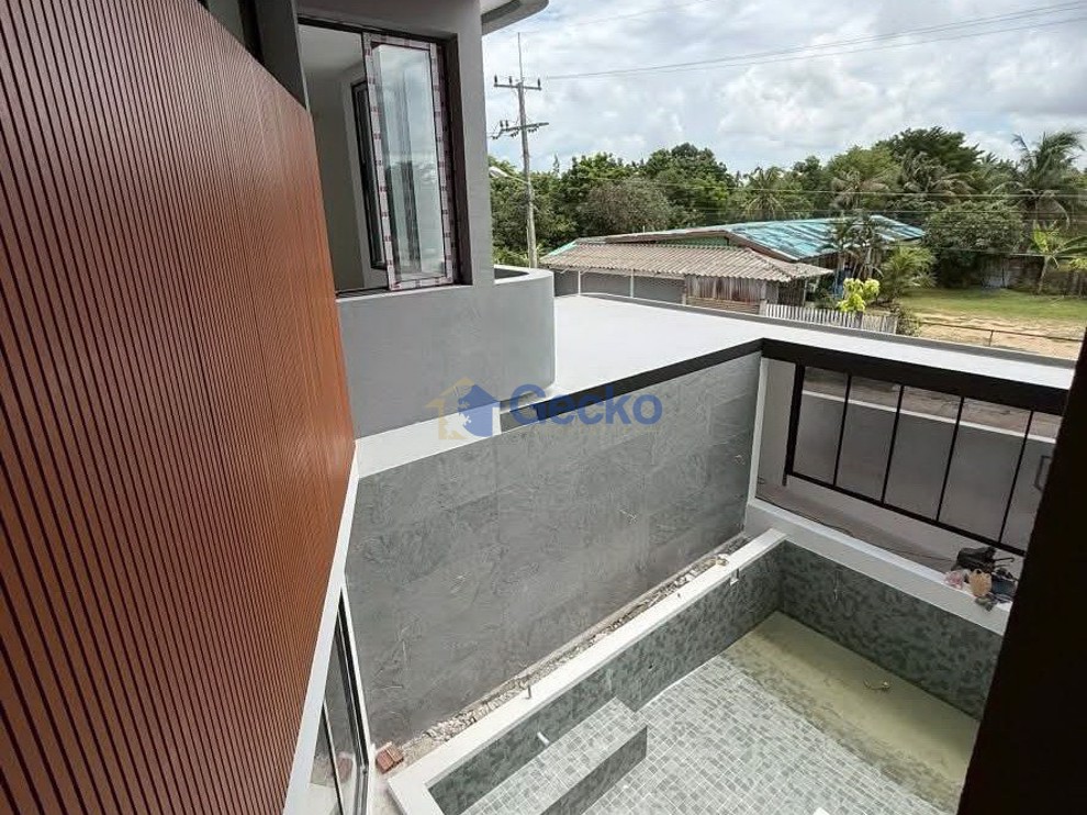 3 Bedrooms House  East Pattaya H012573 (Photo 4)