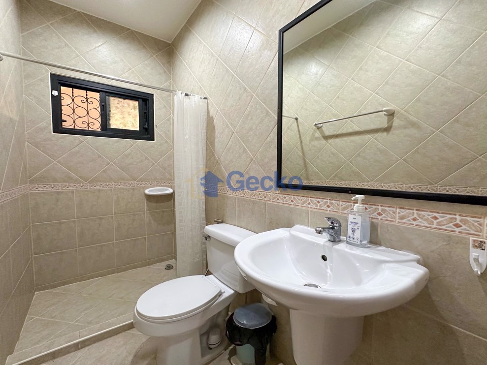 4 Bedrooms House in Nirvana Pool 2  East Pattaya H012592 (Photo 4)