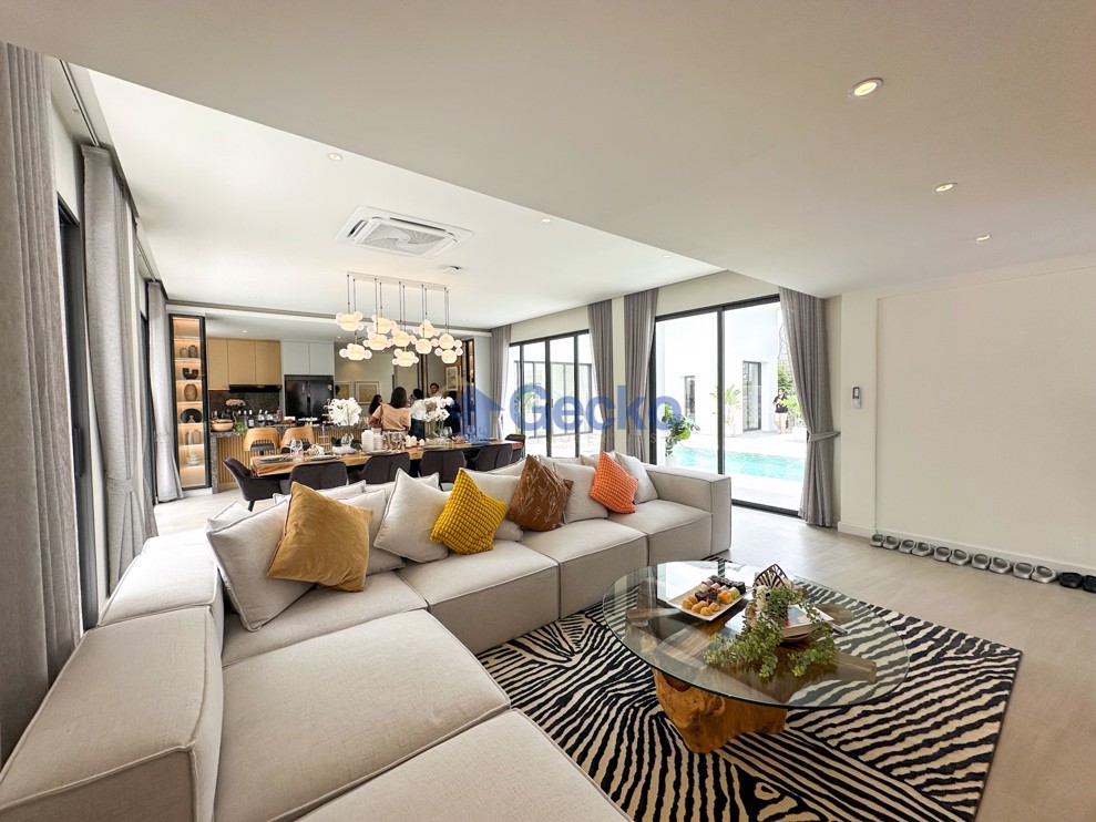 5 Bedrooms House in Paradise Villa 3  East Pattaya H012593 (Photo 3)