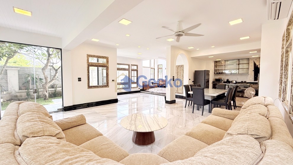 3 Bedrooms House in Baan Dhevaran  Na Jomtien H012596 (Photo 1)