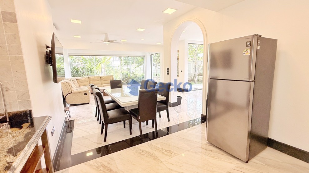 3 Bedrooms House in Baan Dhevaran  Na Jomtien H012596 (Photo 4)
