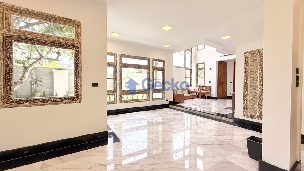 3 Bedrooms House in Baan Dhevaran  Na Jomtien H012596 (Photo 3)