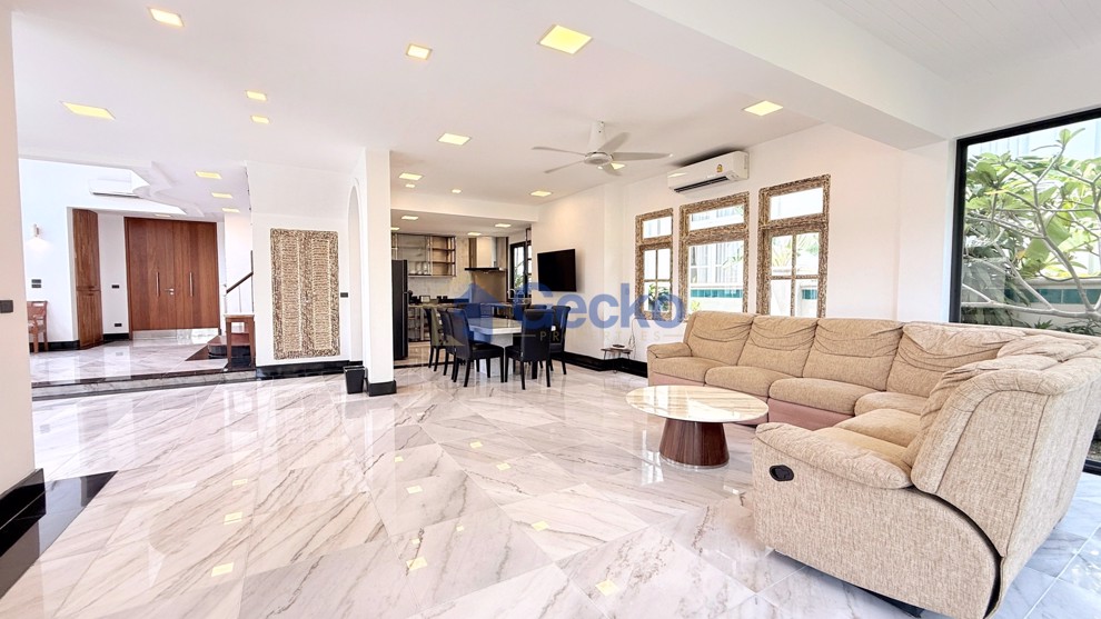 3 Bedrooms House in Baan Dhevaran  Na Jomtien H012596 (Photo 2)