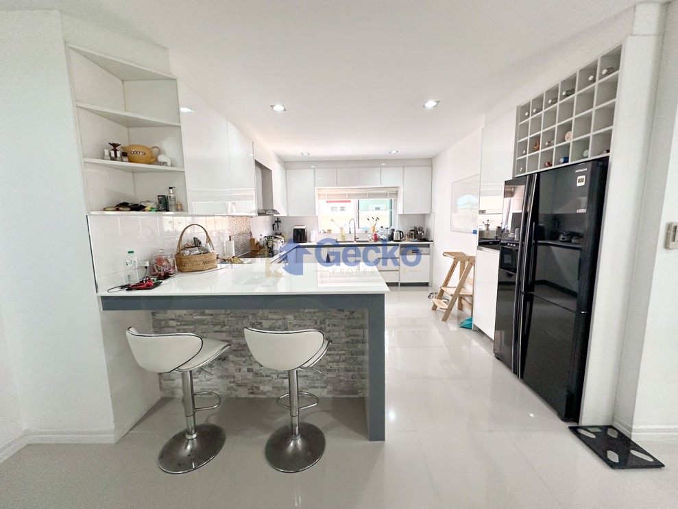 4 Bedrooms House in Lakeside Court 5  East Pattaya H012665 (Photo 3)