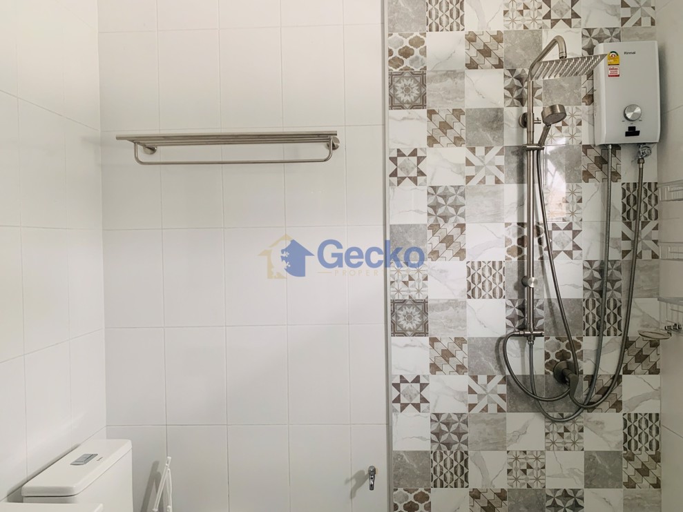 3 Bedrooms House in Uraiwan Park View  East Pattaya H012693 (Photo 4)