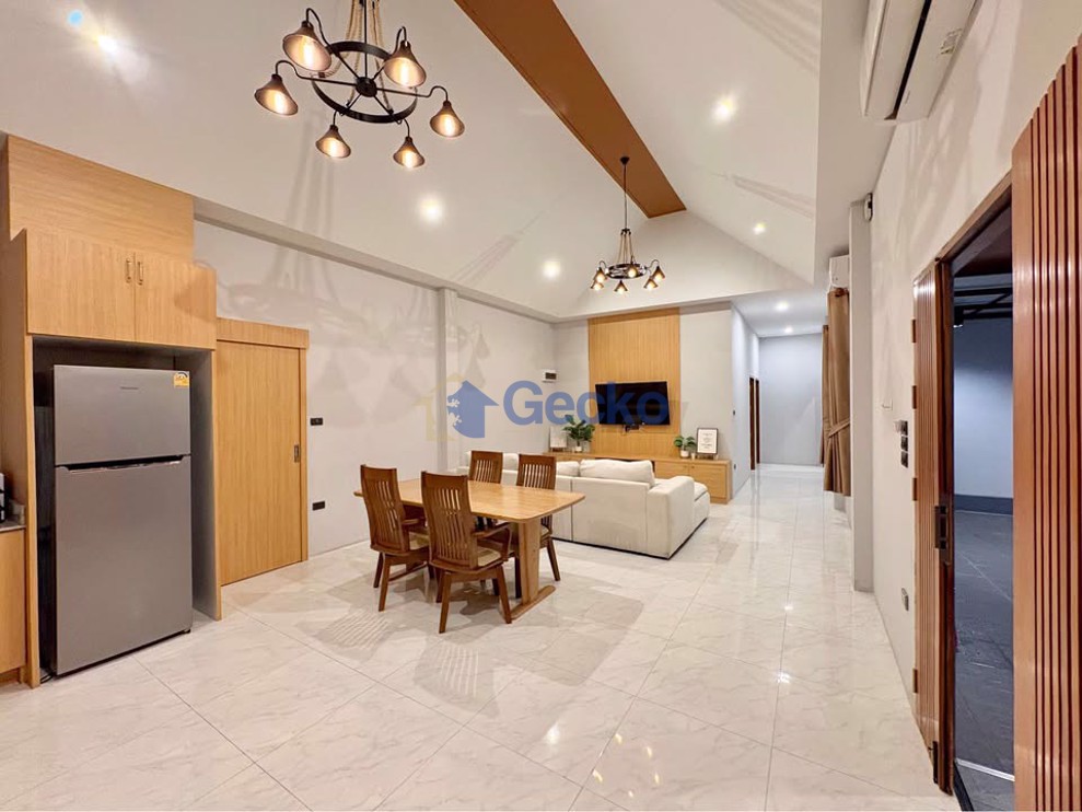 3 Bedrooms House  East Pattaya H012726 (Photo 1)