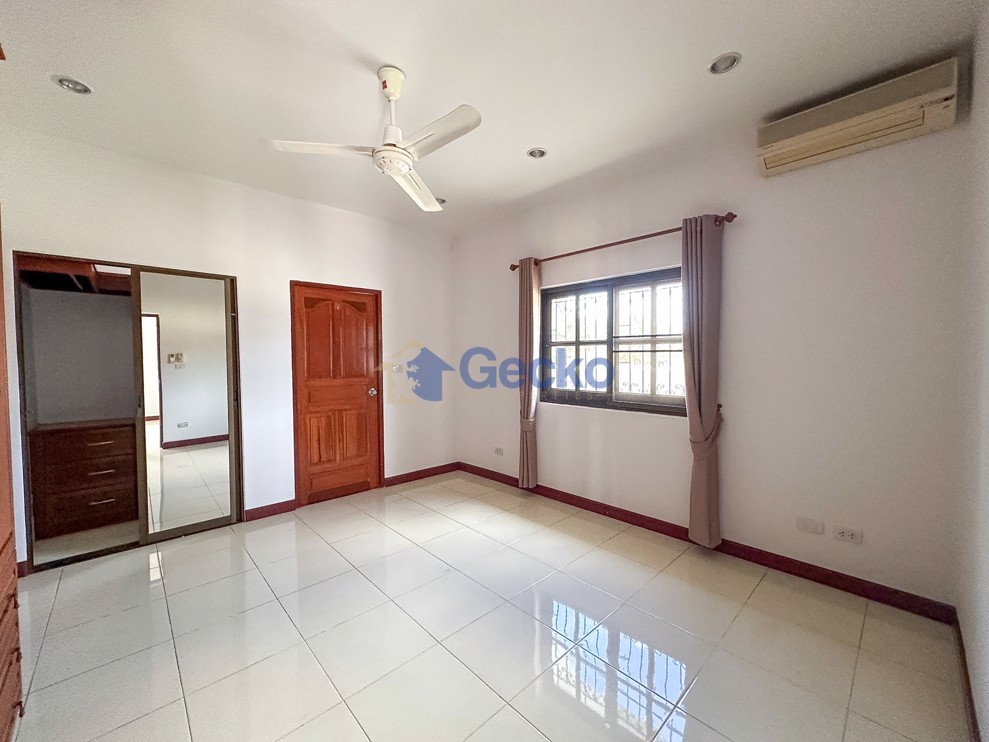 5 Bedrooms House in The Regent Estate Village  East Pattaya H012736 (Photo 4)