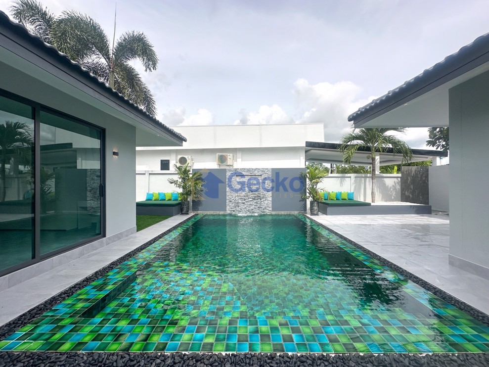 3 Bedrooms House  East Pattaya H012743 (Photo 1)