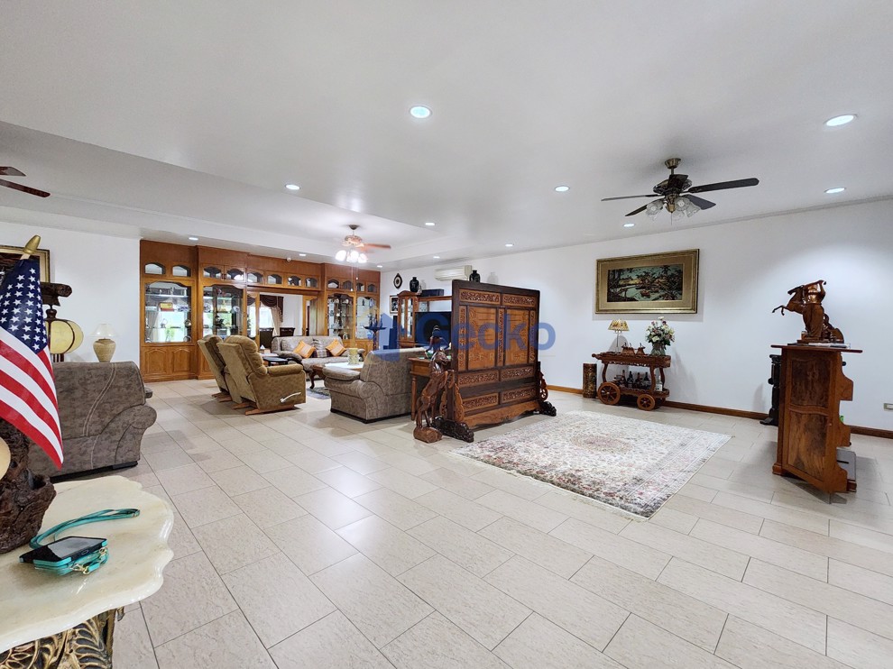 4 Bedrooms House in SP Village 3  East Pattaya H012745 (Photo 2)