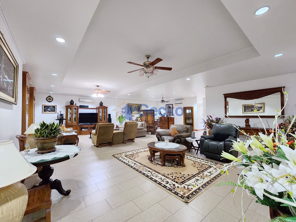 4 Bedrooms House in SP Village 3  East Pattaya H012745 (Photo 3)