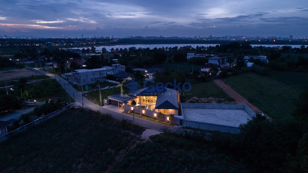 4 Bedrooms House  East Pattaya H012646 (Photo 1)