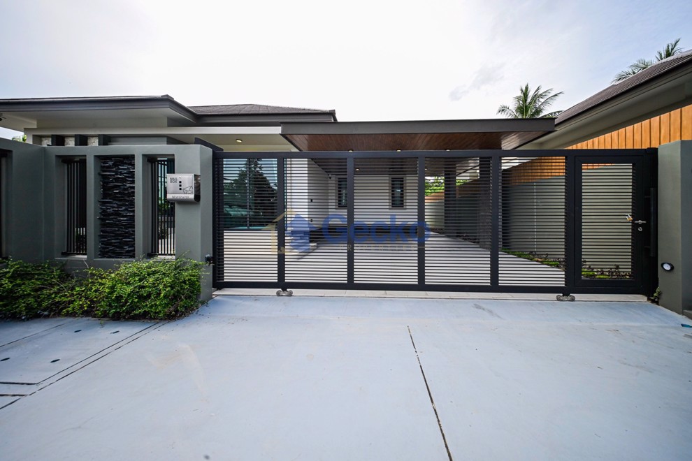 3 Bedrooms House  East Pattaya H012405 (Cover Photo)