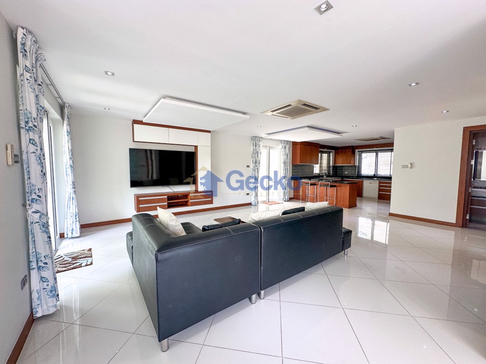 5 Bedrooms House in Green Field Villa 5  East Pattaya H002228 (Photo 4)