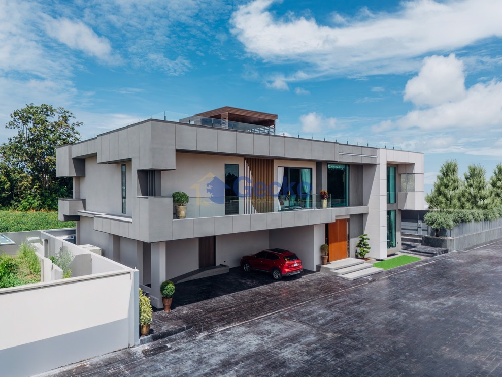 5 Bedrooms House  East Pattaya H012257 (Photo 1)