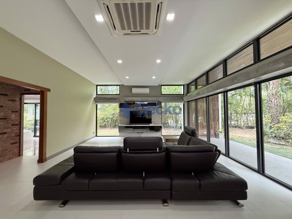 4 Bedrooms House  East Pattaya H008653 (Photo 3)