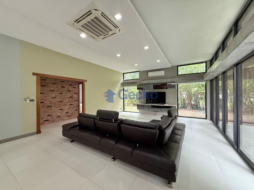 4 Bedrooms House  East Pattaya H008653 (Photo 4)