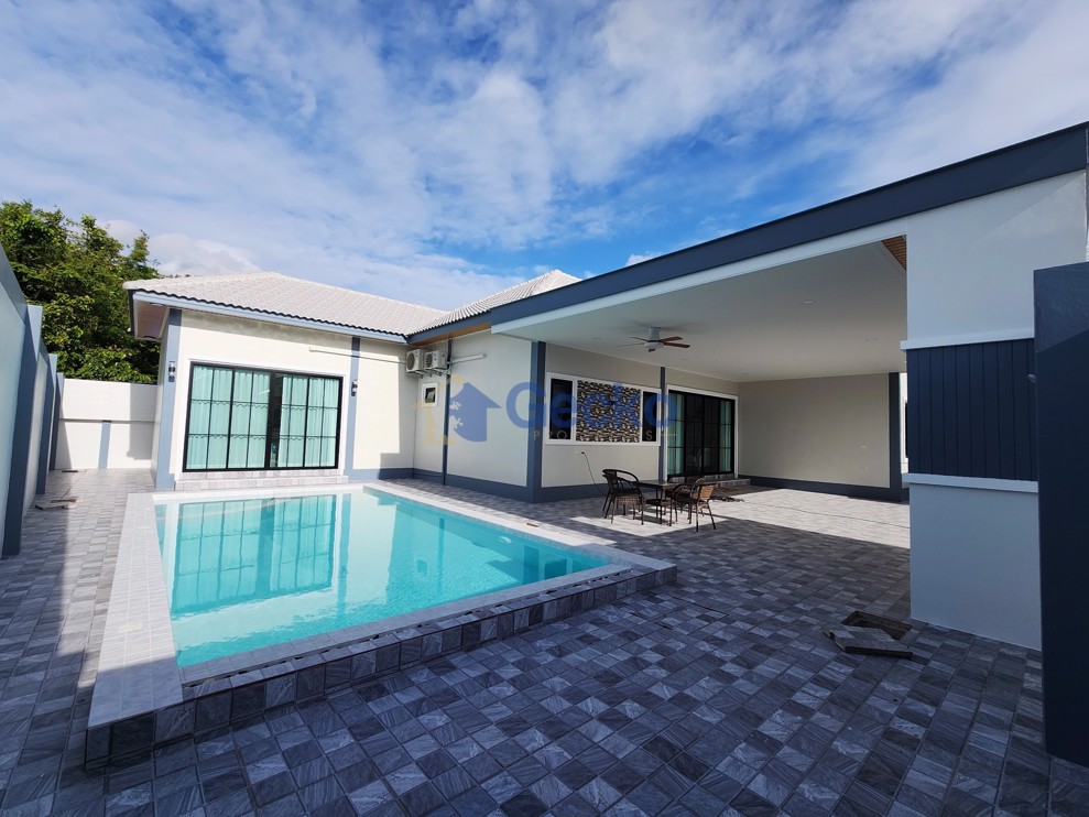 4 Bedrooms House  East Pattaya H012789 (Photo 1)