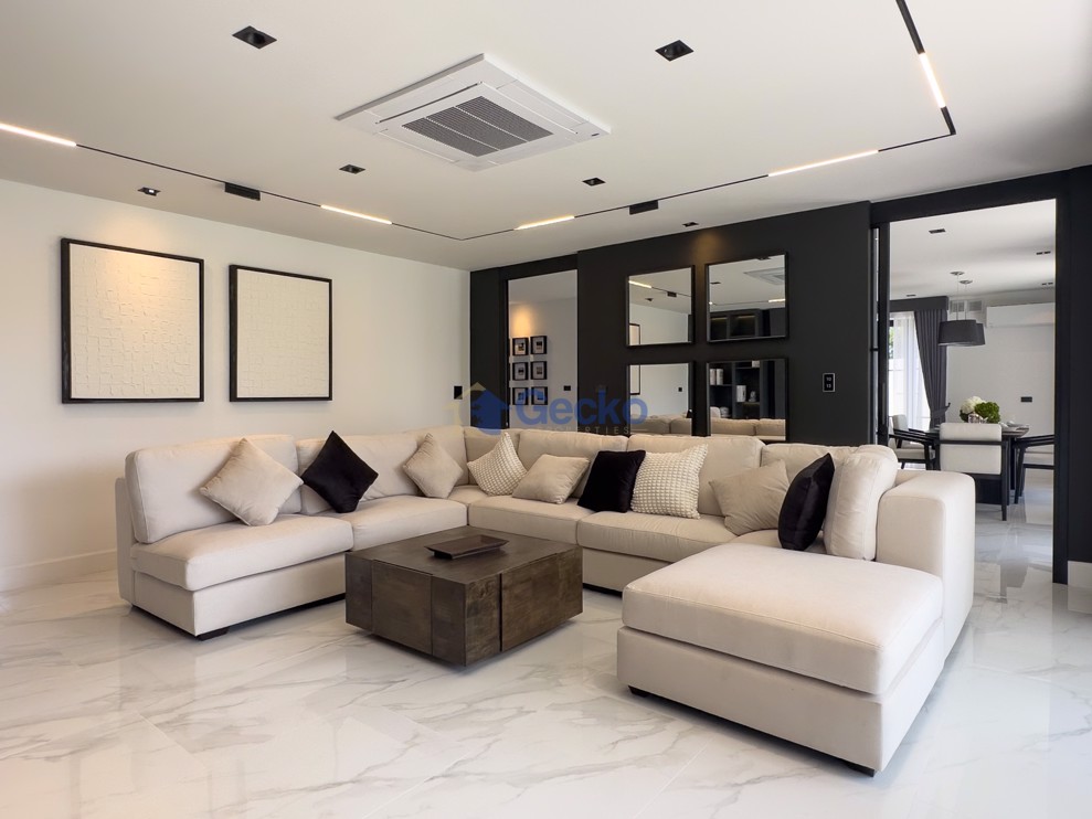 4 Bedrooms House in Highgrove Villas Maprachan Lake  East Pattaya H012836 (Photo 1)