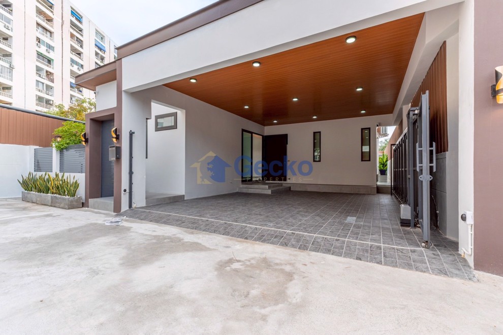 3 Bedrooms House  Central Pattaya H012857 (Photo 4)