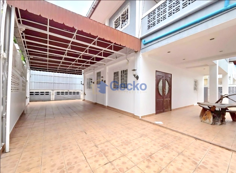 4 ห้องนอน บ้าน  พัทยากลาง H012858 (Photo 2)