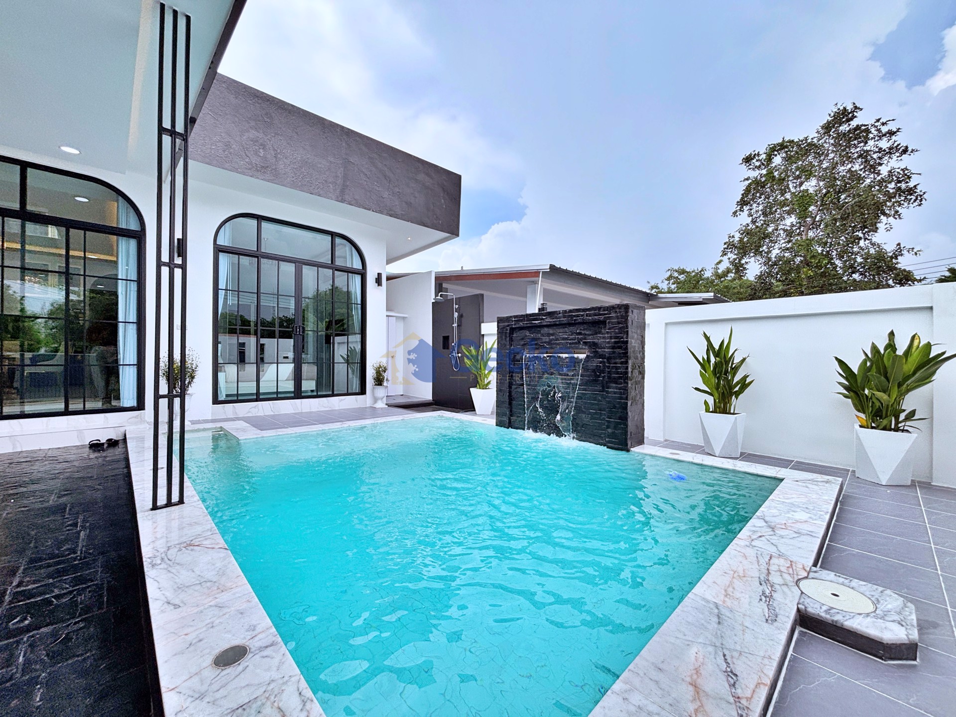 3 Bedrooms House East Pattaya H012862 for sale in East Pattaya