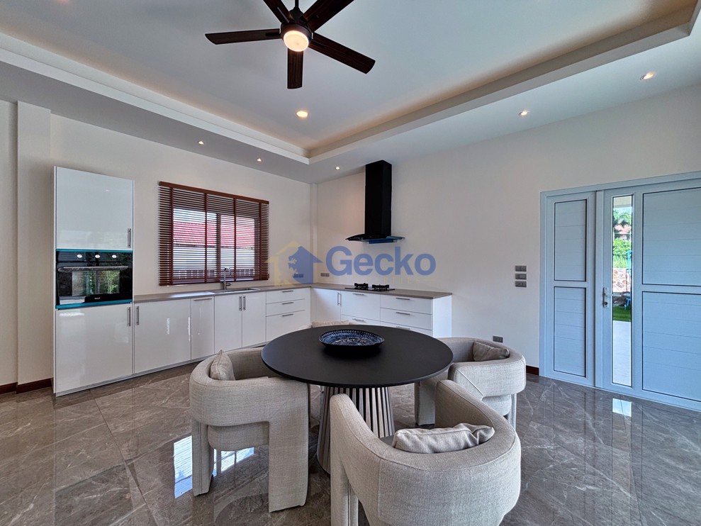 3 Bedrooms House  East Pattaya H012869 (Photo 4)