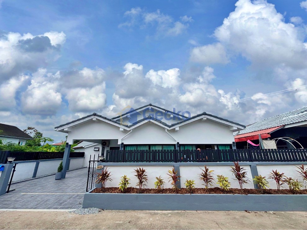 3 Bedrooms House  East Pattaya H012655 (Photo 1)