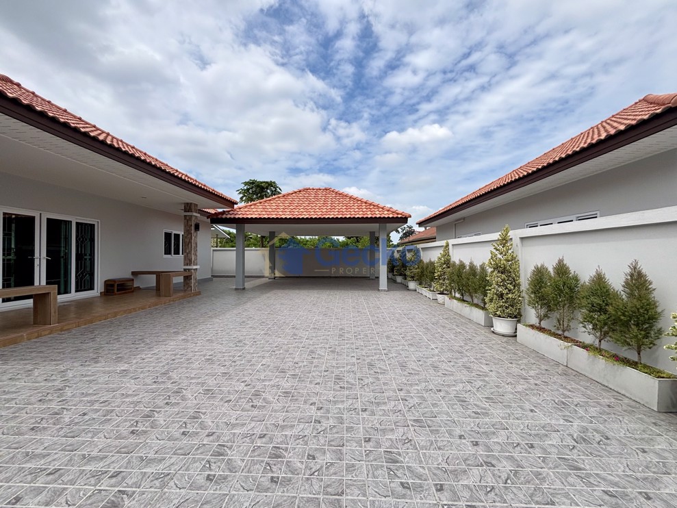 3 Bedrooms House  East Pattaya H012887 (Photo 1)