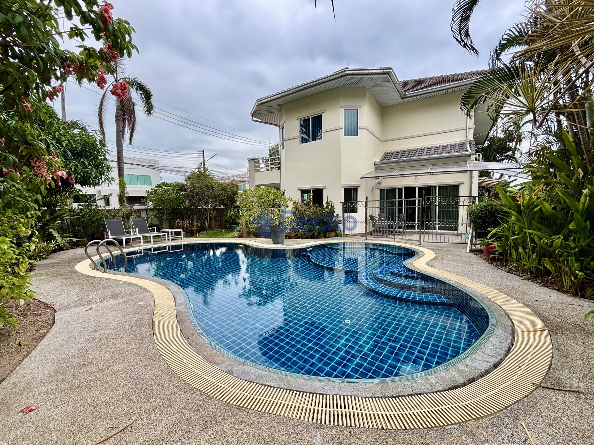 3 Bedrooms House in The Meadows  East Pattaya H012893