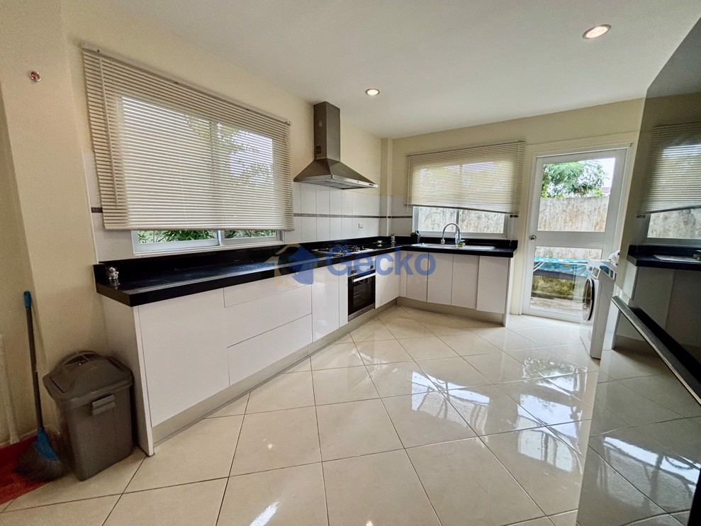 3 Bedrooms House in The Meadows  East Pattaya H012893 (Photo 1)