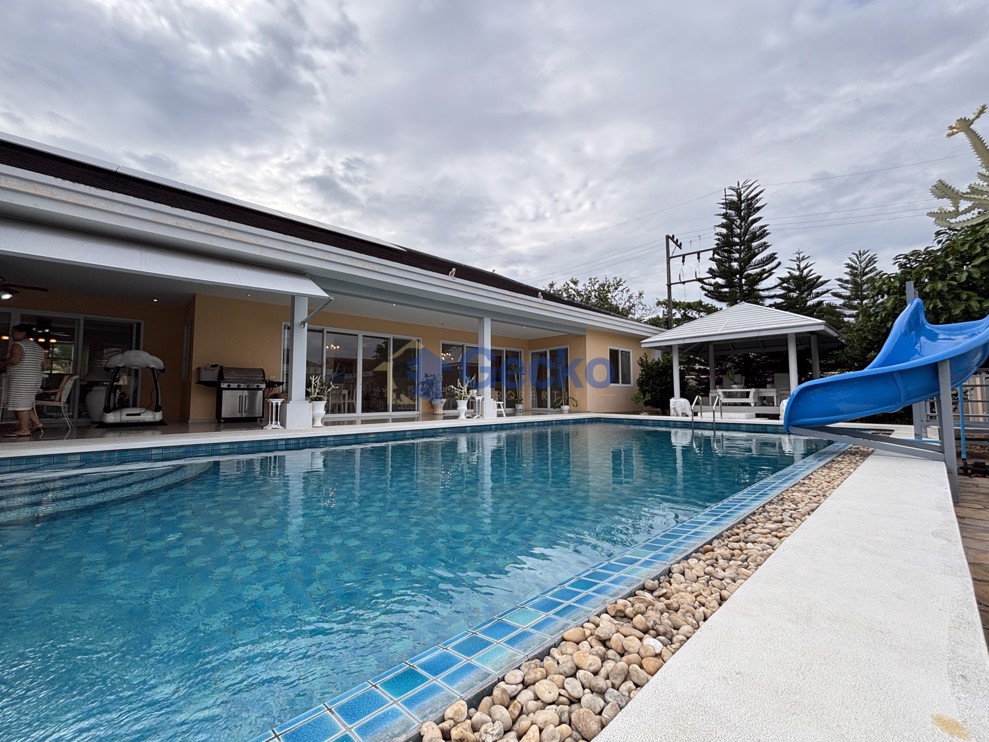 8 Bedrooms House  East Pattaya H012911 (Cover Photo)