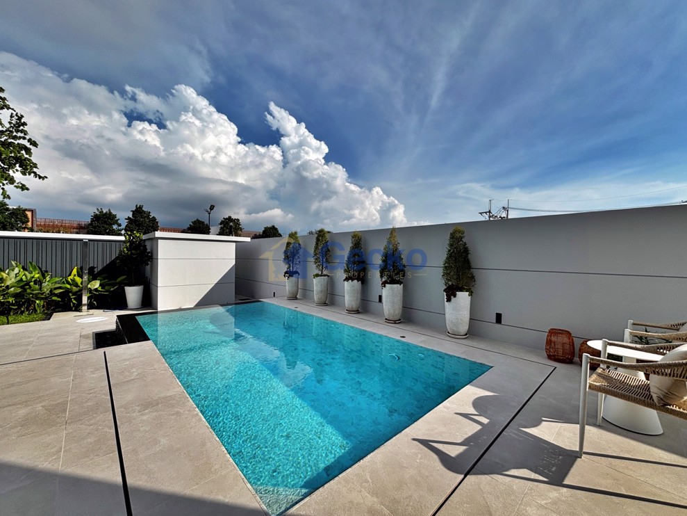 4 Bedrooms House in Veera Grand Pattaya  East Pattaya H012764 (Photo 1)