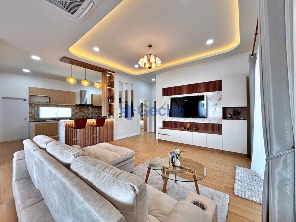 3 Bedrooms House in East Pattaya H012972 (Photo 2)