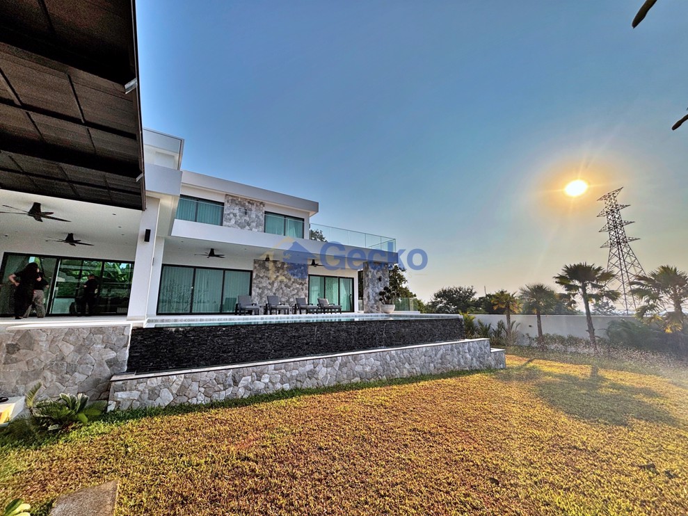 5 Bedrooms House in The View Estate Pattaya  East Pattaya H012978 (Photo 2)