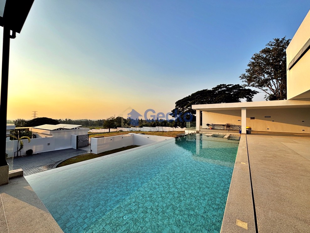 6 Bedrooms House in The View Estate Pattaya  East Pattaya H012979 (Photo 2)