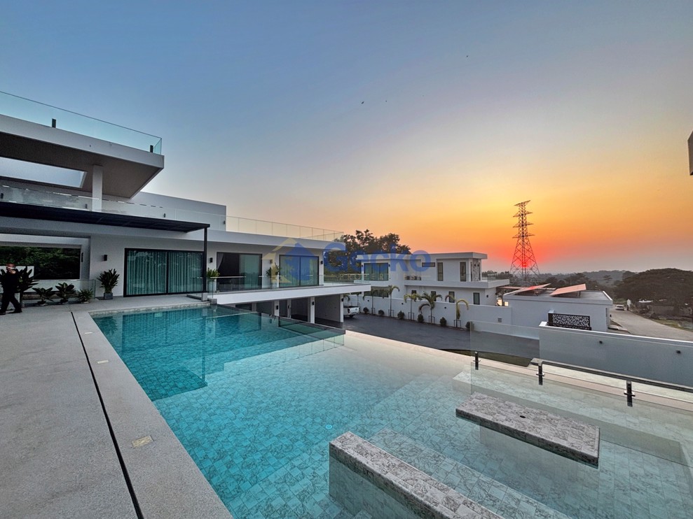6 Bedrooms House in The View Estate Pattaya  East Pattaya H012979 (Photo 1)