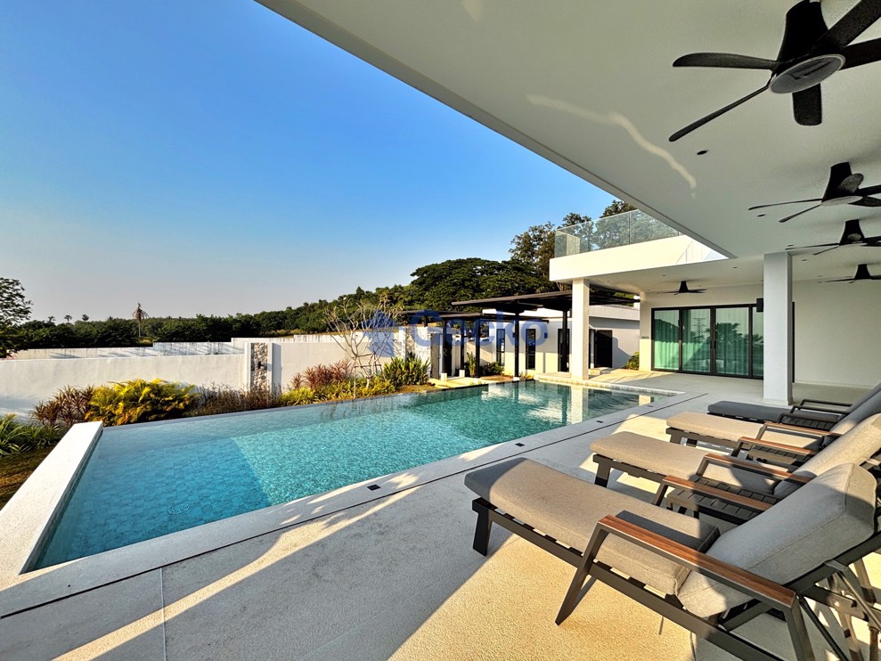 5 Bedrooms House in The View Estate Pattaya  East Pattaya H012978 (Photo 1)