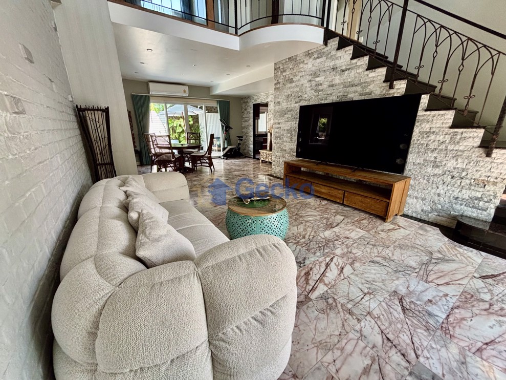 4 Bedrooms House in Silk Road Place  East Pattaya H012989 (Photo 2)