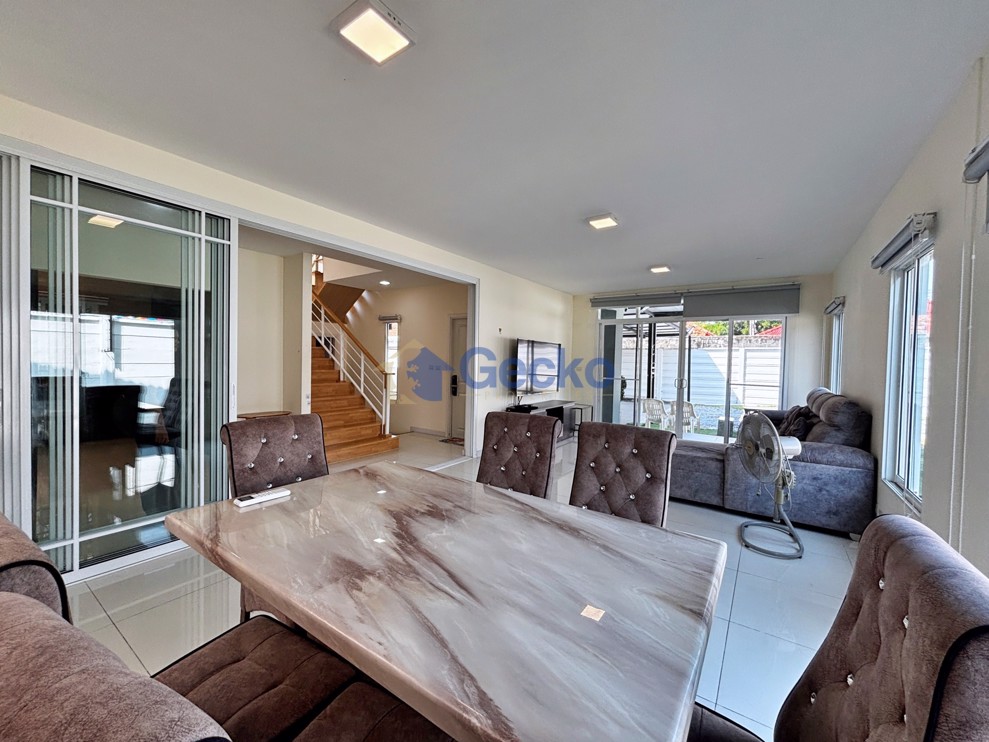 3 Bedrooms House in Baan Pruksanara  East Pattaya H012988 (Photo 4)