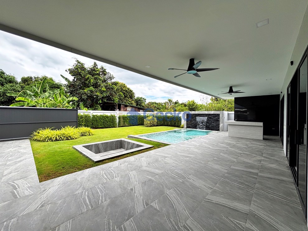 3 Bedrooms House  East Pattaya H012997 (Photo 1)