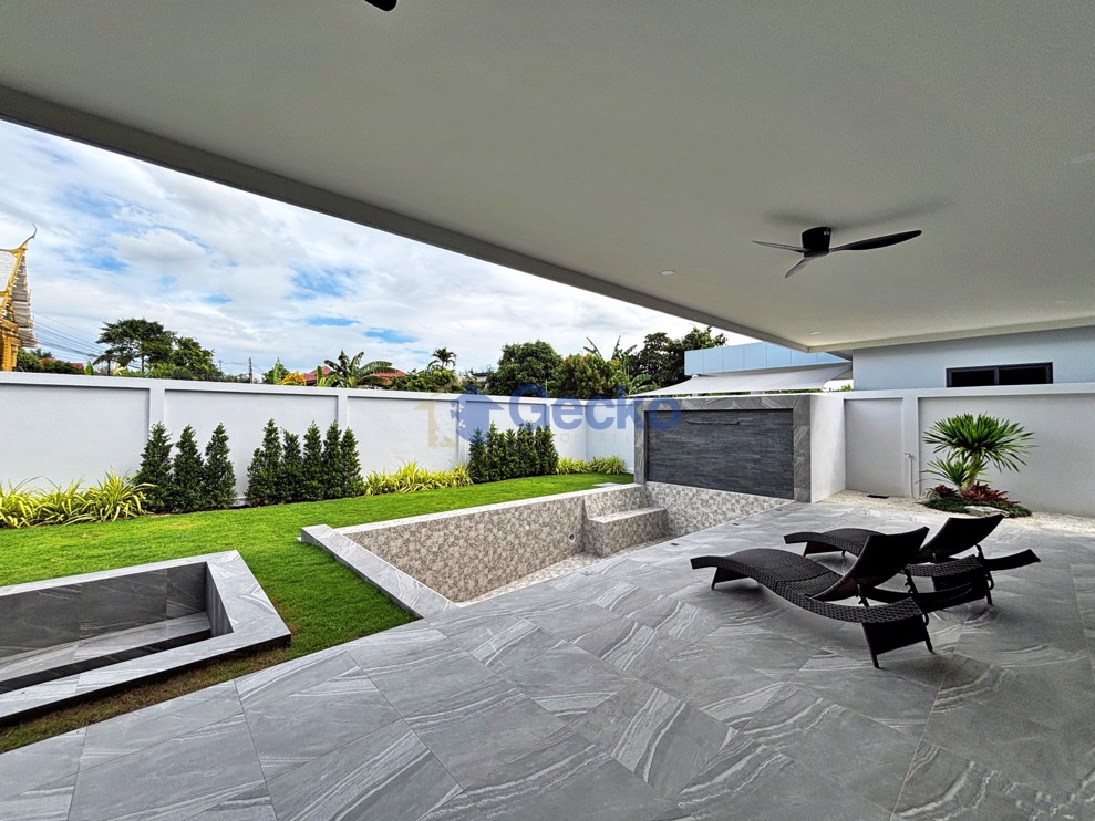 3 Bedrooms House East Pattaya H012998 (Photo 1)