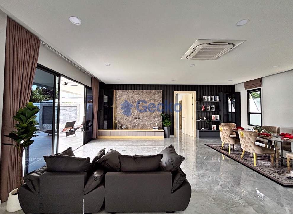 3 Bedrooms House East Pattaya H012998 (Photo 4)