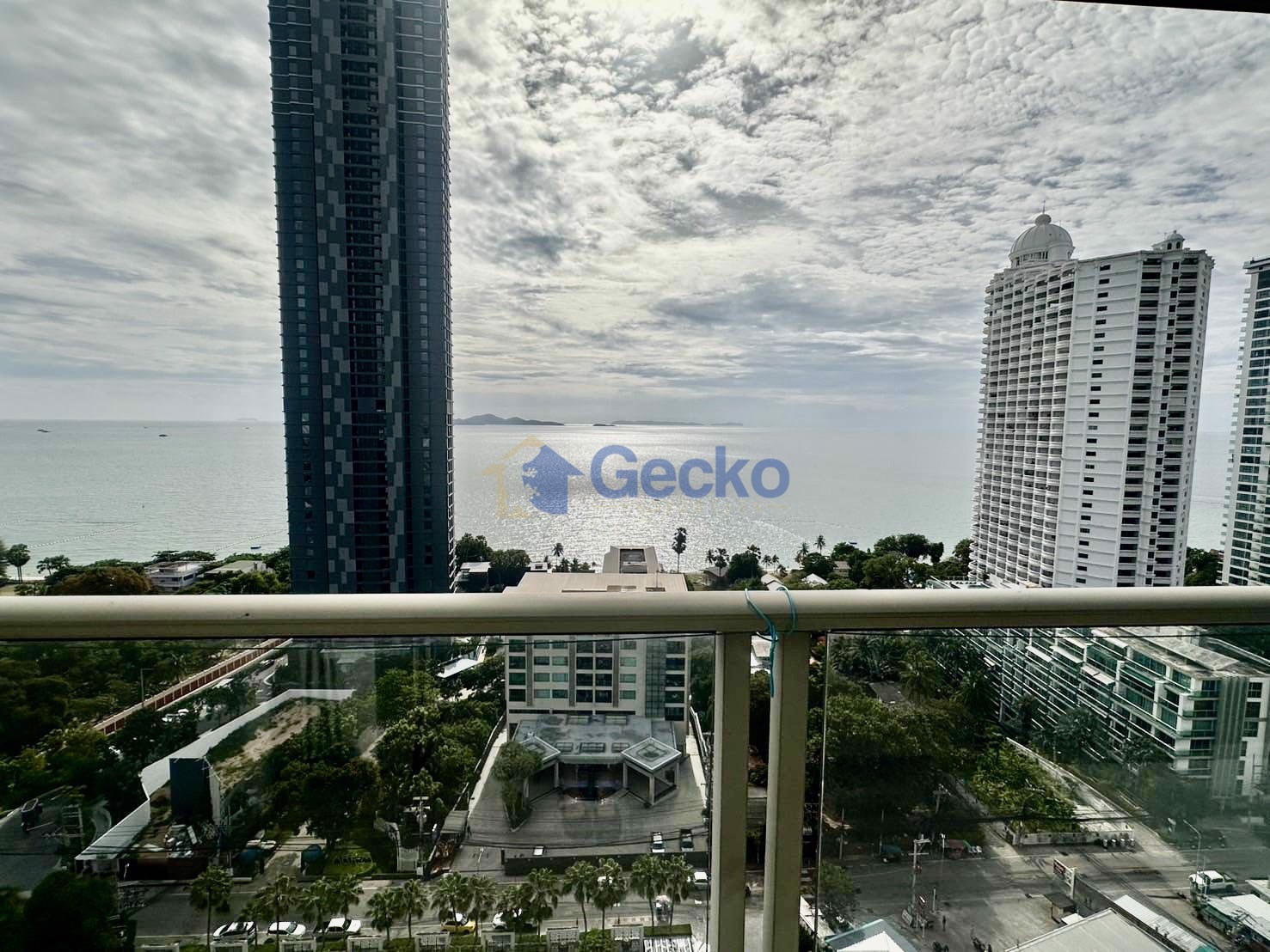 1 Bedroom Condo in The Riviera Wong Amat Beach Wongamat C013036