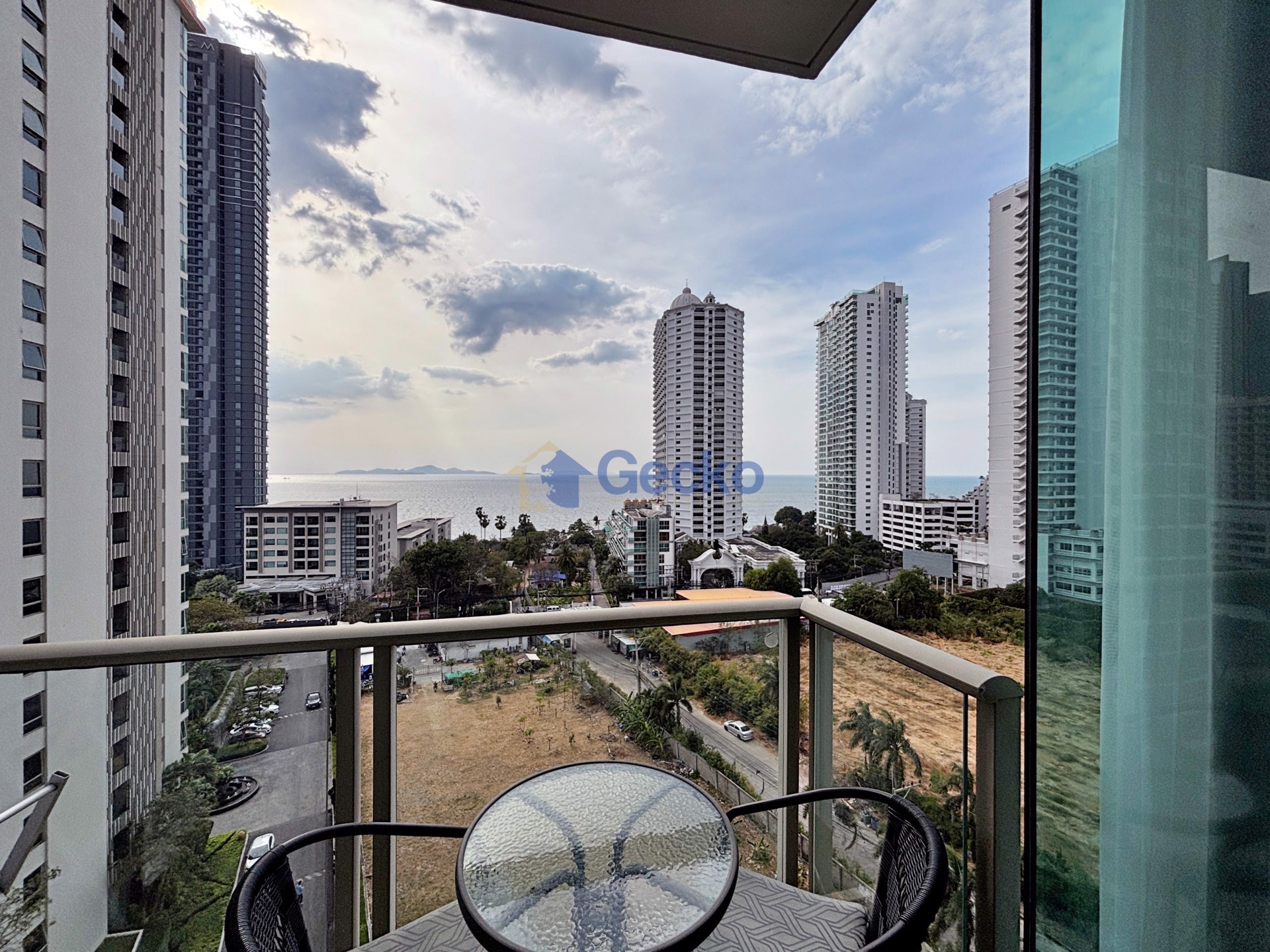 1 Bedroom Condo in The Riviera Wong Amat Beach Wongamat C013043