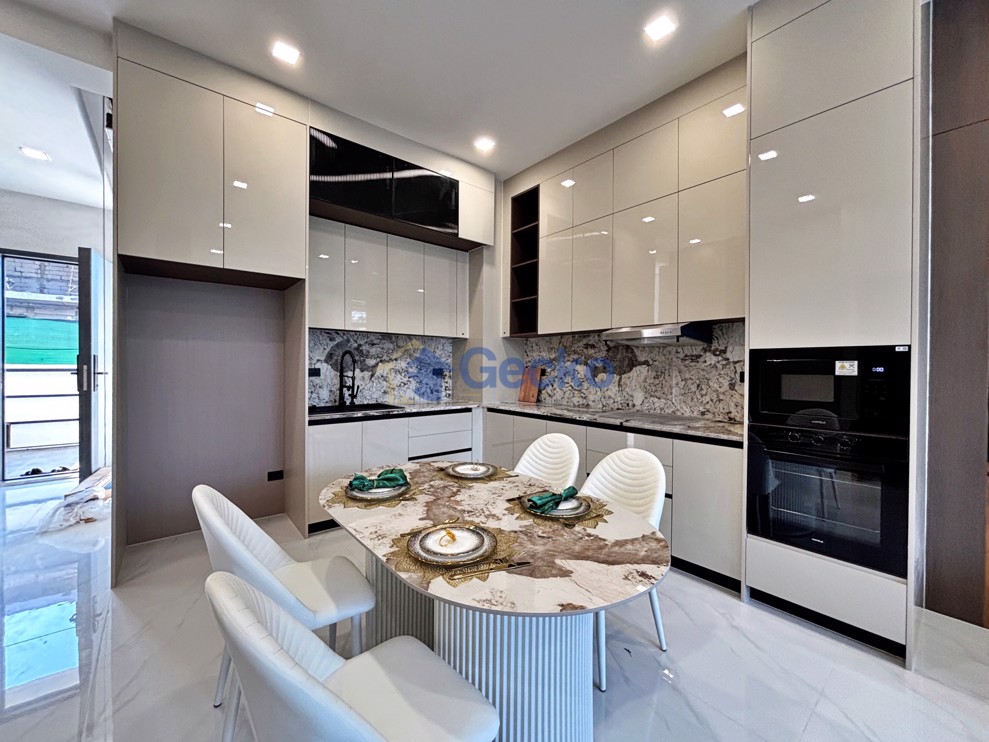 4 Bedrooms House in Villa La Richie  North Pattaya H013048 (Photo 3)
