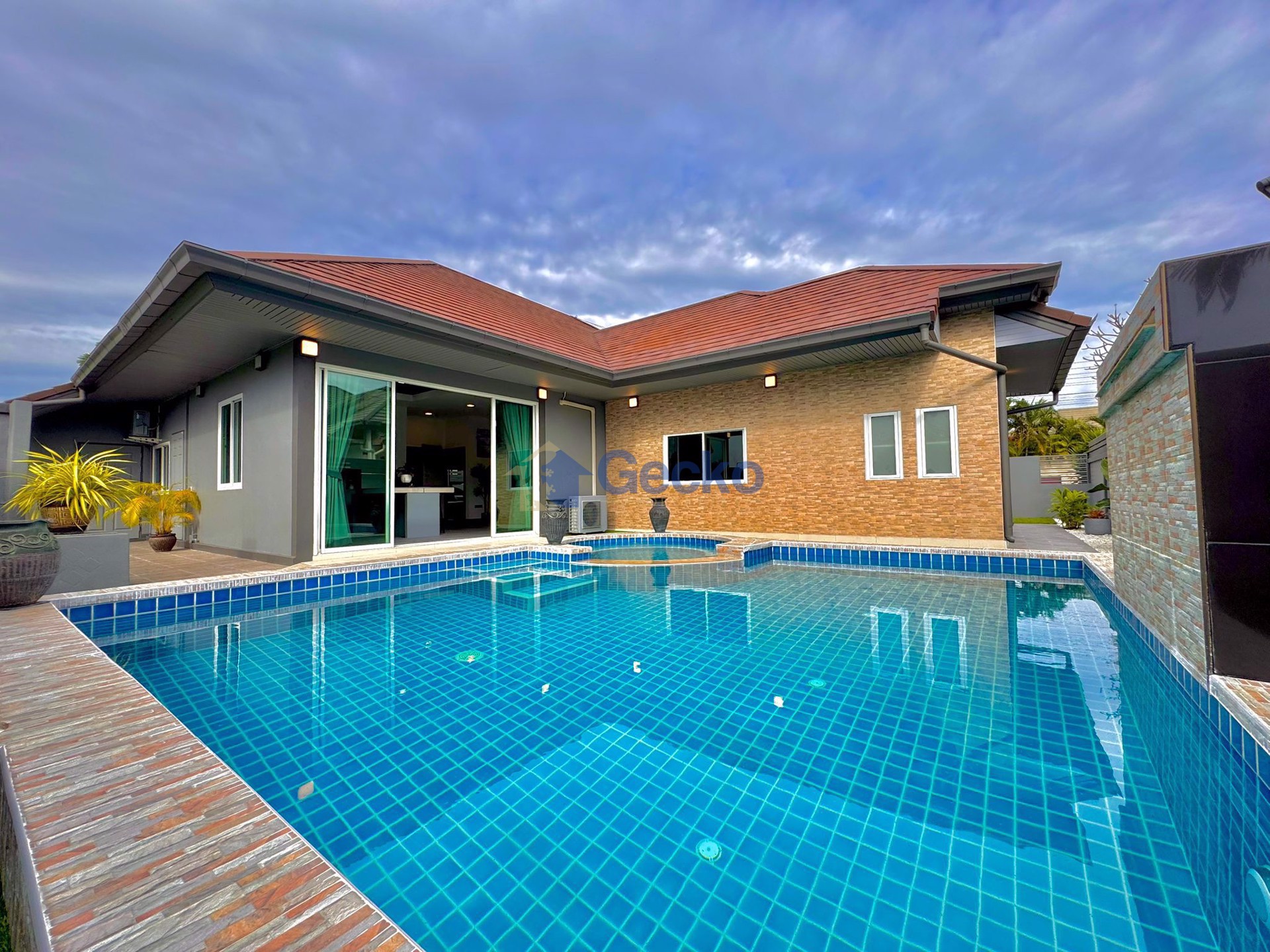 3 Bedrooms House in Piam Mongkhon Village   Huay Yai H013050