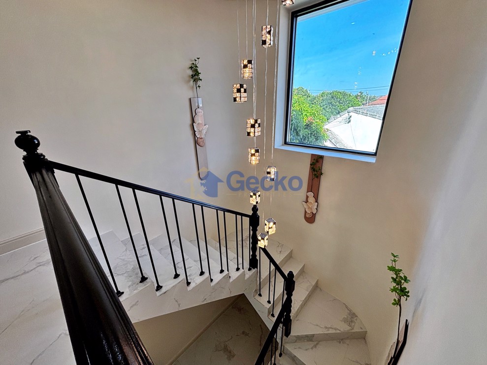 6 Bedrooms House in Pattaya Greenville  East Pattaya H013052 (Photo 3)