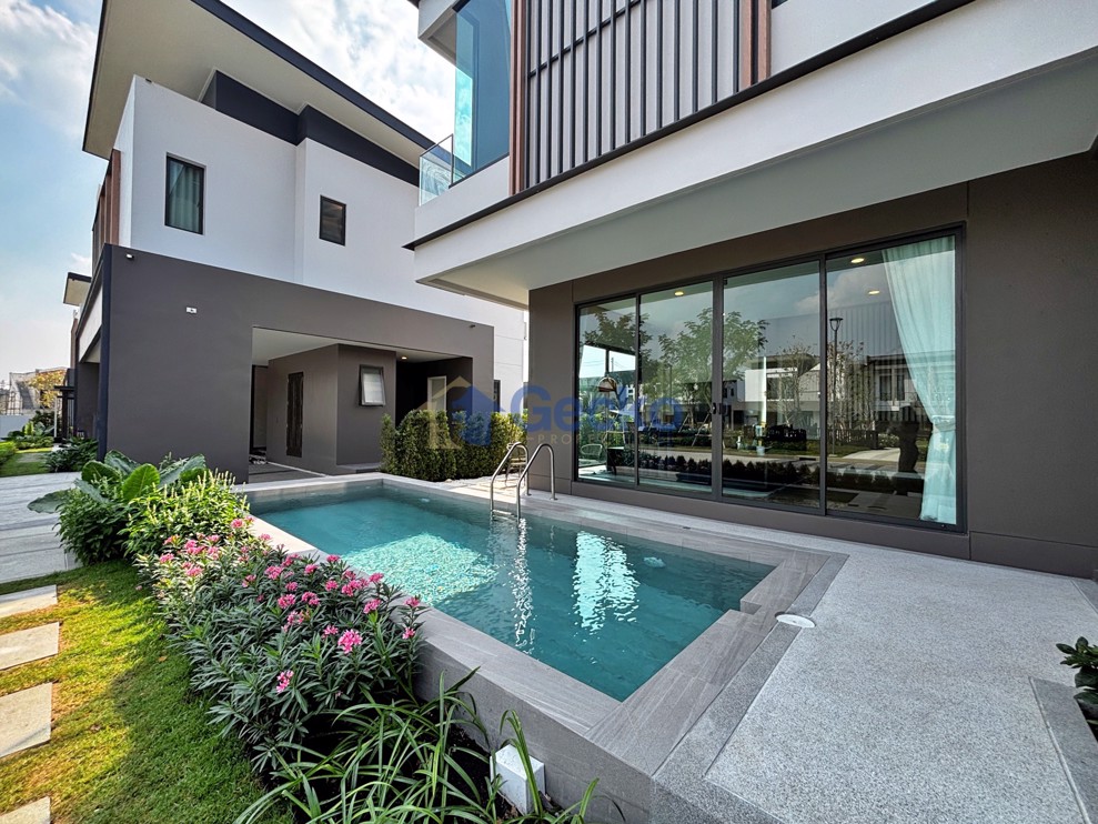 4 Bedrooms House in PYCHE Pattaya – Motorway  East Pattaya H012903 (Photo 1)